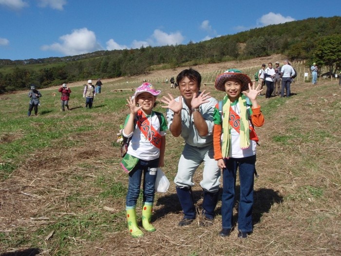 平成24年度環境リレーションズ研究所　植樹　ミュージカル「葉っぱのフレディ」子役と記念撮影