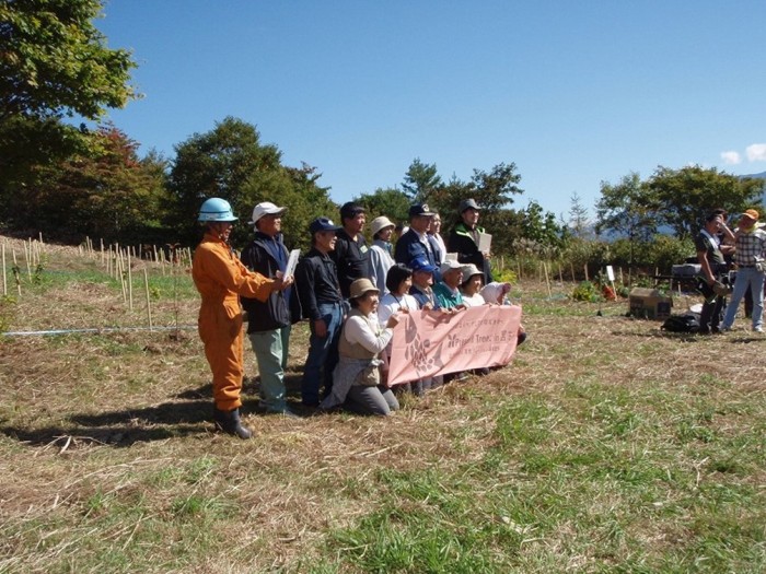 平成24年度　環境リレーションズ研究所　植樹　班ごと記念撮影