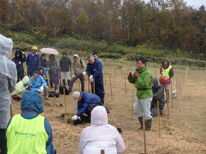 平成27年度　環境リレーションズ研究所　植樹　舘野植樹説明